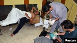 Warga yang menurut para aktivis terkena serangan gas beracun, mendapat perawatan di sebuah rumah sakit di Duma, dekat Damaskus (21/8). 