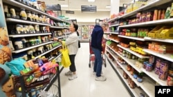 미국 노동부는 15일 미국 4월 소비자물가지수(CPI)가 전달 대비 0.1%p 낮아졌다고 밝혔고, 상무부는 같은 날 4월 소매판매가 3월과 변함이 없었다고 밝혔다.