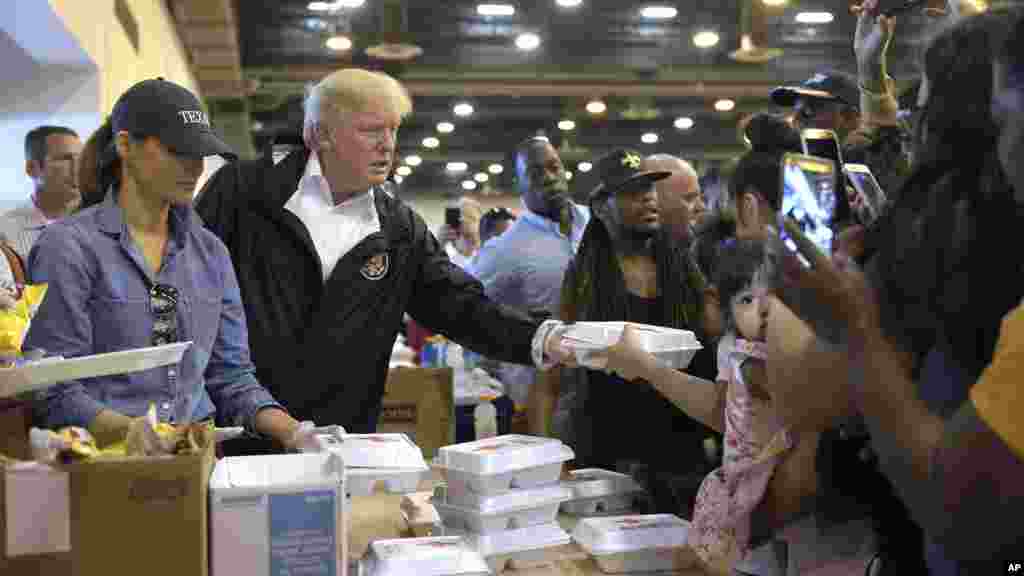Le président Donald Trump et Melania Trump rencontrent des personnes touchées par l'ouragan Harvey lors d'une visite à Houston, le 2 septembre 2017.