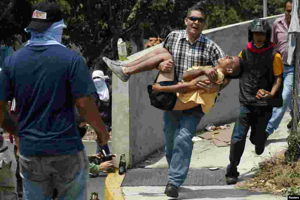 Seorang pria Venezuela menggendong rekannya yang terluka dalam aksi protes anti pemerintahan Presiden Nicolas Maduro di kota San Cristobal.