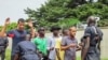 Des policiers fouillent des passant à Brazzaville, 4 avril 2016.