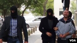  jurnalist Pərviz Həşimli MTN əməkdaşları tərəfindən məhkəməyə gətirilərkən