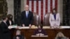 Wapres AS Mike Pence dan Ketua DPR Nancy Pelosi, membaca hasil akhir dari perhitungan suara Electoral College dari hasil Pilpres AS 3 November lalu, yang mengesahkan kemenangan Presiden terpilih Joe Biden, di Gedung Capitol hari Kamis (7/1). 