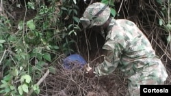 Un soldado desactiva un cilindro bomba colocado por la guerrilla en Miranda, en Cauca. [Foto: Fuerza de Tarea Apolo, Miranda-Cauca]