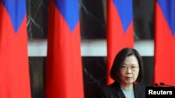 Presiden Taiwan Tsai Ing-wen berbicara pada upacara penyerahan pangkat pejabat militer dari Angkatan Darat, Angkatan Laut dan Angkatan Udara, di Kementerian Pertahanan di Taipei, Taiwan, 28 Desember 2021. (Foto: REUTERS/Annabelle Chih)