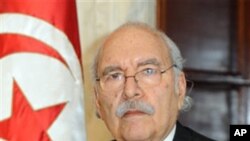 O líder do Parlamento, Fouad Mebazza foi empossado no cargo de presidente interino
