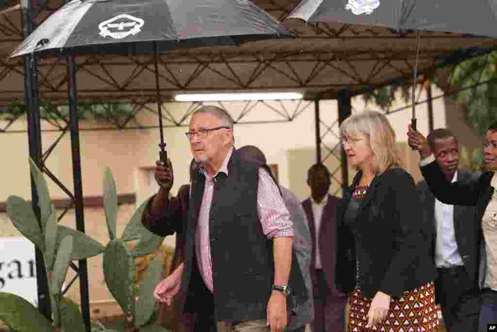 Zambian Acting President Guy Scott, accompanied by his wife Charlotte, casts his vote on election day in Lusaka, Jan. 20, 2015.