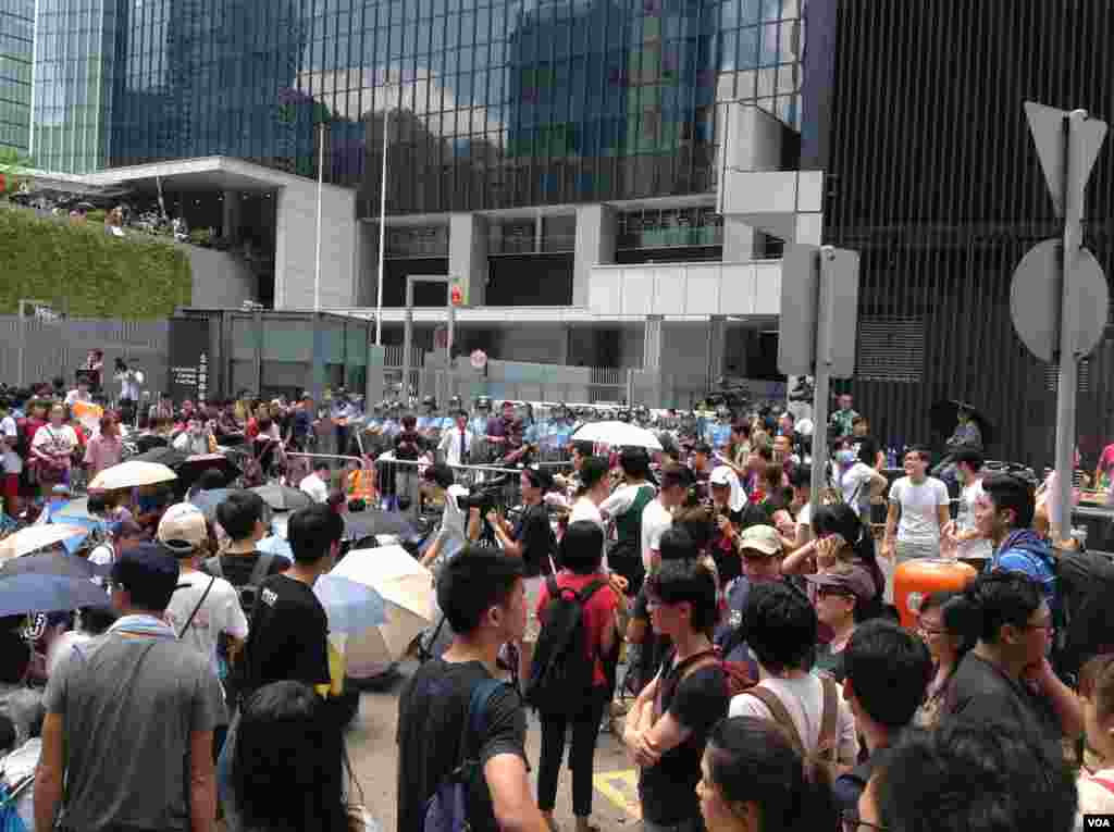 數千香港市民雲集政府總部聲援被困公民廣場學生(美國之音圖片/海彥拍攝)