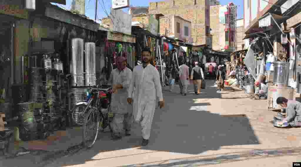 چولہوں کی مانگ بڑھنے سے ان کی قیمتوں میں بھی اضافہ ہوا ہے۔ عام طور پر ایک ہزار سے 1500 روپے تک کا چولہا اب تین ہزار روپے تک بھی فروخت ہو رہا ہے۔ 