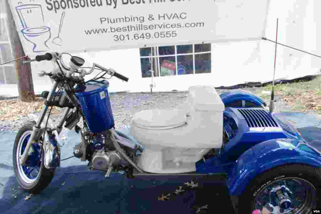 Una "motocicleta-retrete" también participó en la competencia. (Foto: Mariana Ardiles).