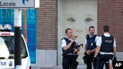 La police sécurise la scène de la tentative d'assassinat à la machette, à Charleroi, le 6 août 2016.