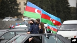 پرچم جمهوری آذربایجان در دست شهروندان این کشور. آرشیو