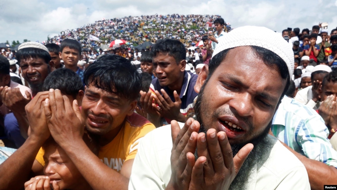 ကုတုပလောင် ဒုက္ခသည်စခန်းတွင် ဆုတောင်းပွဲကျင်းပနေသည့် ရိုဟင်ဂျာများ။ August 25, 2019