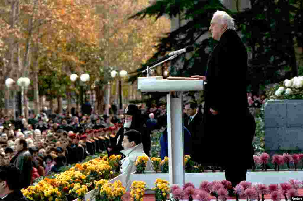 Georgian leader Eduard Shevardnadze is sworn in as Georgian president in Tbilisi, Nov. 26, 1995.