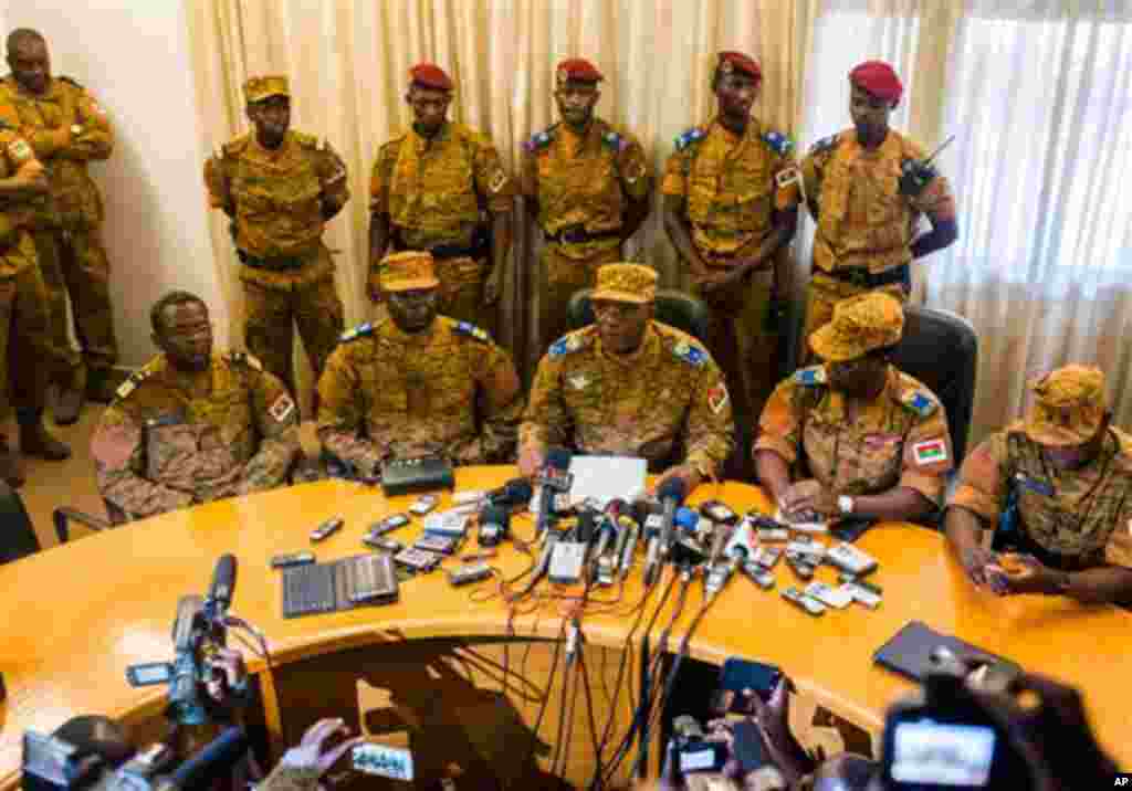 Le général Honoré Traoré Nabere, troisième à gauche à l’avant-plan, qui s’est proclamé chef de l’Etat du Burkina Faso, parle lors d'une conférence de presse tenue à Ouagadougou, au Burkina Faso, le vendredi 31 octobre 2014. Le Président Blaise Compaoré a démissionné vendredi, écarté du pouvoir au Burkina Faso après 27 ans par une vague de manifestations violentes dont le point culminant était le saccage et la mise en feu du parlement. (AP Photo / Theo Renaut)