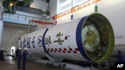 圖為中國工作人員今年9月25日為向太空發射神州8號無人駕駛飛船做准備資料照