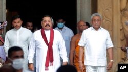 သီရိလင်္ကာဝန်ကြီးချုပ် Mahinda Rajapaksa (အလယ်)နှင့် သူ့အစ်ကိုဖြစ်သူ သမ္မတ Gotabaya Rajapaksa (ညာစွန်) တို့ကို အတူ တွေ့ရစဉ်။ ( ပုံဟောင်း Aug 9th, 2020)