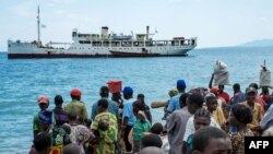Quelques personnes au bord du lac Tanganyika dans le village de pêcheurs de Kagunga, Tanzanie, 21 mai 2015.