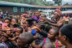 Wananchi waliokimbia mlipuko wa volcano Goma, Congo, wakikusanyika katika kituo cha kugawa chakula Ijumaa, Mei 28, 2021 huko Sake, takriban kilomita 25 (maili 16) Magharibi ya Goma walipopata hifadhi. (AP Photo…