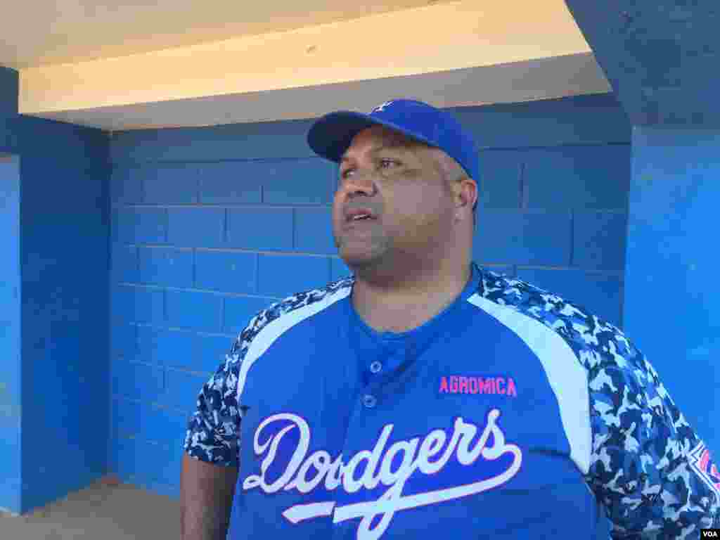 “La idea es que no solamente aprendan a jugar béisbol, sino que también se le enseña a ser buenos ciudadanos”, dice Lewis González, entrenador.