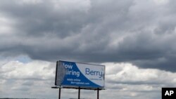 Una cartelera desgastada en la carretera US 40 cerca de Lawrence, Kansas, el miércoles 6 de mayo de 2020. El letrero apunta a tiempos anteriores al virus cuando la economía era más fuerte y el desempleo era menor. Mayo 6 de 2020