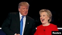 Hillary Clinton et Donald Trump sur scène après le premier débat présidentiel, à New York, le 26 septembre 2016.