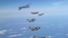 Un bombardero estadounidense B-52 y cazas F-35 surcoreanos vuelan sobre la península de Corea en maniobras conjuntas entre EEUU y Corea del Sur el 20 de diciembre de 2022.