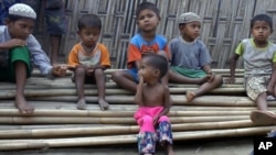 Anak-anak Rohingya yang tampak kekurangan gizi duduk di atas tumpukan bambu di kamp Dar Paing, utara Sittwe, negara bagian Rakhine, Myanmar (foto: ilustrasi).