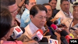 El canciller de Nicaragua Denis Moncada al salir de la reunión con el enviado de la OEA. [Foto: Houston Castillo] 