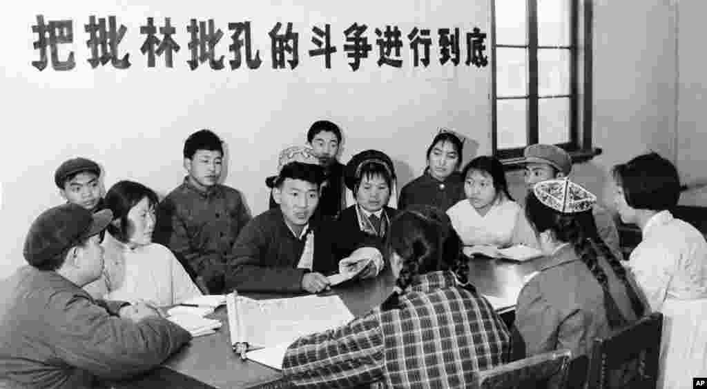 1974年4月1日,上海复旦大学学生参加批林批孔运动。当时的中国当局把林彪和孔子连在一起批判,以便把林彪说成是极右,而非极左。有些人还提出批林批孔批周公的口号,指桑骂槐,明指周朝的周公,暗指周恩来。当时的红色洗脑的儿童歌曲唱道“ 叛徒林彪,孔老二,都是坏东西。嘴上讲仁义,肚里藏诡计,鼓吹‘克己复礼’,一心想复辟。红小兵齐上阵,大家都来狠狠批”。