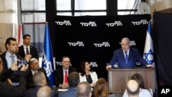 Waziri Mkuu wa Israeli Benjamin Netanyahu akihutubia katika mji wa uwanja wa ndege huko mji Lod, Israel, Disemba. 27, 2019.