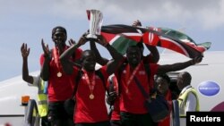 L'équipe de rugby à VII avec Humphrey Khayange et Collins Injera, après avoir gagné la finale de HSBC Singapore Sevens, à l'aéroport de Nairobi, Kenya, le 19 avril 2016.