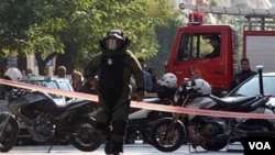 Uno de los paquetes estalló en una compañía de correos en Atenas, hiriendo a una empleada.