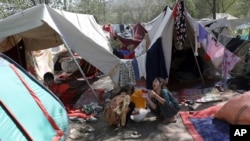 Raia wa Afghanistan waliolazimika kukimbia makazi yao kutoka mikoa ya kaskazini, kufuatia mapigano kati ya wapiganaji waTaliban na vikosi vya usalama vya Afghanistan wakijihifadhi katika eneo la mapumziko Kabul, Ijumaa, Agosti. 13, 2021.