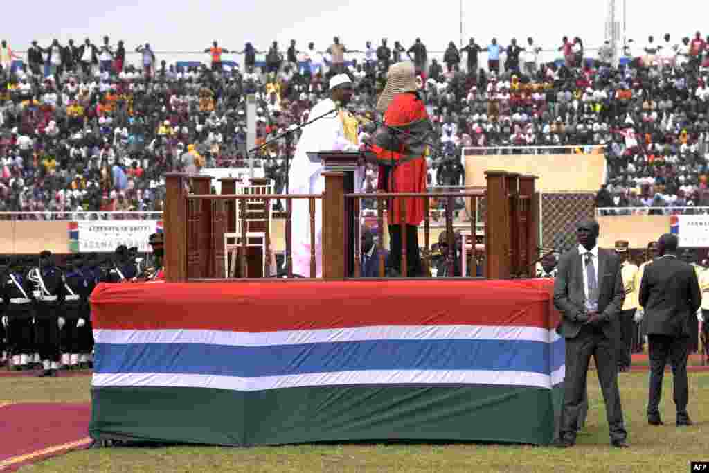 19 janvier : à la suite de l'élection présidentielle gambienne de 2016, Adama Barrow prête serment à l'ambassade de Dakar.