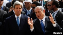 El primer ministro israelí Benjamin Netanyahu (derecha) conversa animadamente con el secretario de Estado, John Kerry.