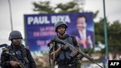 La gendarmerie camerounaise patrouille sur la place Omar Bongo de Buea, la capitale de la province majoritairement anglophone du Sud-Ouest du Cameroun, pendant un rassemblement politique du parti au pouvoir, le RDPC, le 3 octobre 2018.