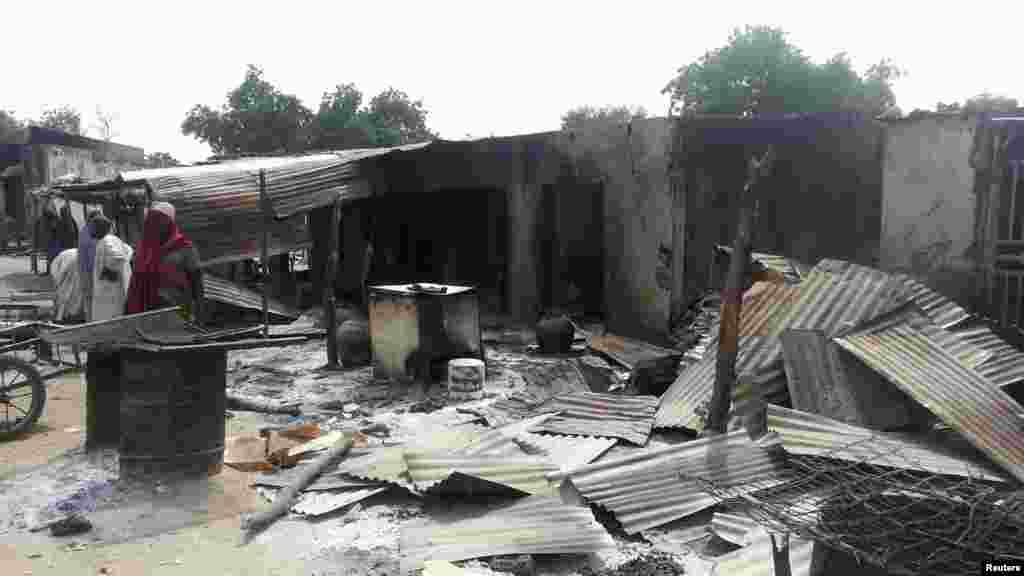 Wasu gidaje da aka kona a harin da ake zaton ‘yan Boko Haram ne suka kaishi a Kawuri dake Maiduguri, Junairu 28, 2014.