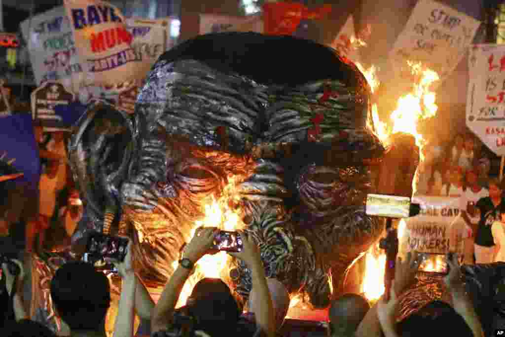 Los manifestantes queman una efigie del presidente filipino Rodrigo Duterte mientras celebran el Día Internacional de los Derechos Humanos durante un mitin cerca del palacio presidencial en Manila.