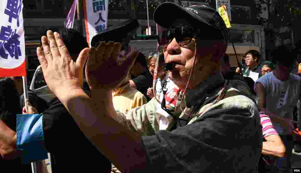遊行人士沿途「吹黑哨」示威。(美國之音湯惠芸拍攝)