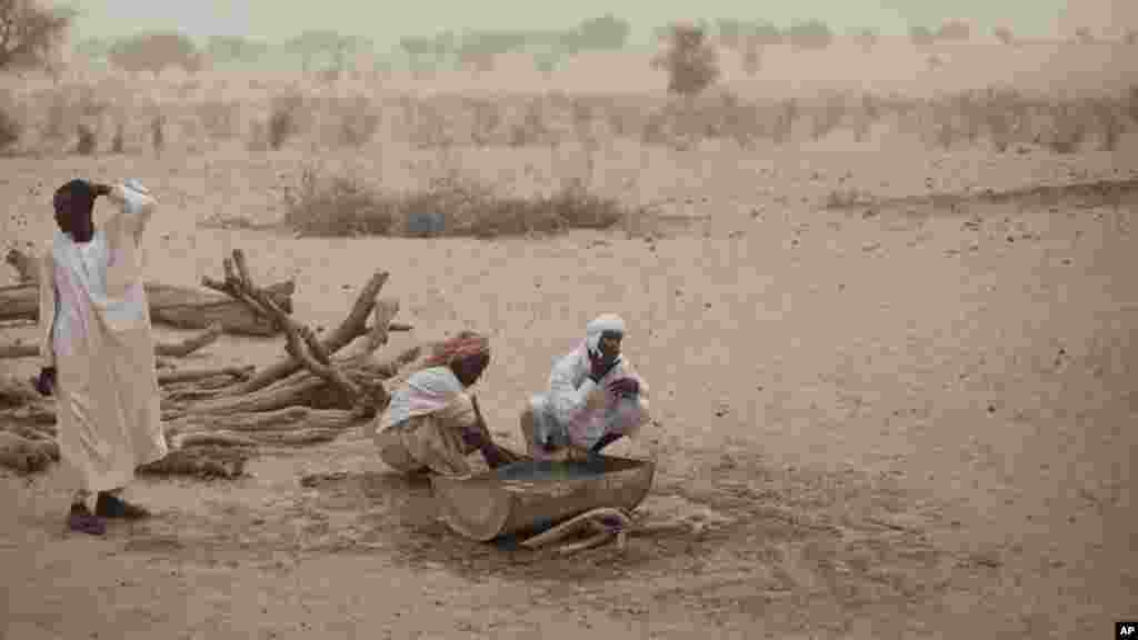 Hissaeni Abdoulaye, lave son visage avec de l'eau au Tchad, le 19 avril 2012.