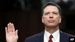Mantan Direktur FBI James Comey sedang diambil sumpah dalam rapat dengar pendapat di Komite Intelijen Senat di Capitol Hill, Washington, 8 Juni 2017.