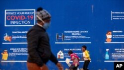 Publicité pour la prévention des coronavirus dans le township de Soweto, près de Johannesburg, en Afrique du Sud, le 13 juillet 2020.