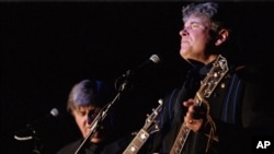 Don Everly (kanan) dan Phil Everly yang menamakan duo mereka "The Everly Brothers" saat tampil di Camel Rock Casino, Pojoaque Pueblo, New Mexico, 15 Oktober 2000 (Foto: dok). Phil Everly meninggal dunia pada usia 74 tahun karena radang paru-paru, Jumat (3/1).