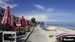 Pantai Pandawa terlihat sepi saat pantai ditutup di tengah pandemi COVID-19 di Kuta Selatan, Bali, 23 Maret 2020. (REUTERS / Johannes P. Christo).