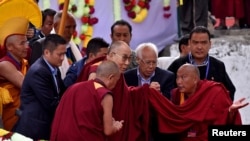 Pemimpin spiritual Tibet, Dalai Lama, tiba di kota Tawang, negara bagian Arunachal Pradesh, India timur laut, 7 April 2017. (REUTERS/Anuwar Hazarik)