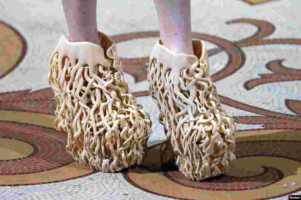 Seorang model memamerkan sepatu karya desainer Iris van Herpen sebagai bagian dari pameran busana 'Haute Couture' di Paris, Prancis.