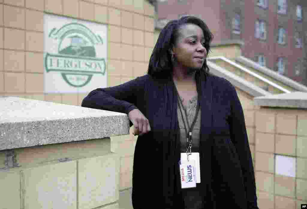 Mary Moore, jornalista americana, posa antes de entrar para o tribunal municipal de Ferguson. Moore foi detida enquanto fazia a cobertura dos acontecimentos de Ferguson à porta da sede da polícia. Março 2015