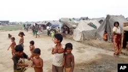 Anak-anak Muslim Rohingya di kamp pengungsi Da Paing di utara Sittwe, negara bagian Rakhine, Myanmar (2/4). (AP/Khin Maung Win)