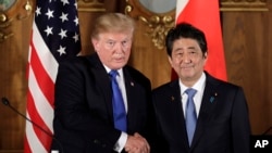 2017年11月，日本首相安倍晉三在東京與到訪的美國總統川普會面握手。